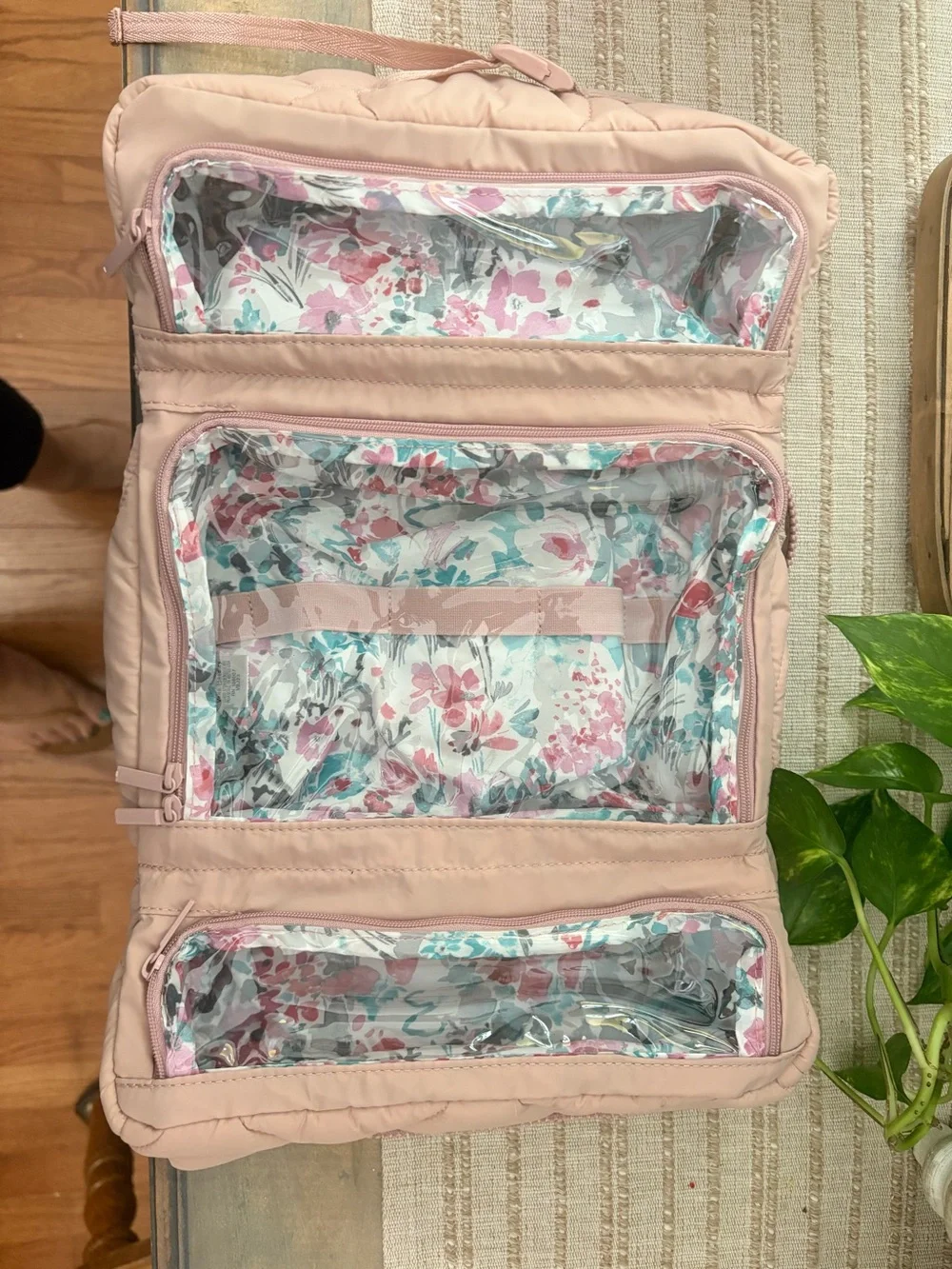 Vera Bradley Featherweight Hanging Organizer in Rose Quartz like new